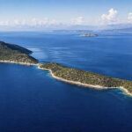 Makri, uma ilha desabitada situada a 4 km da Grécia continental, possui colinas escarpadas e mais de 7 km de costa - e pode ser sua por menos do que o preço de um apartamento em Londres