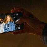 Esta pode ser a melhor coisa que já aconteceu com o aplicativo Câmera da Apple | A imagem mostra alguém tirando uma foto em um iPhone com controles visíveis na tela