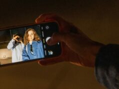 Esta pode ser a melhor coisa que já aconteceu com o aplicativo Câmera da Apple Esta pode ser a melhor coisa que já aconteceu com o aplicativo Câmera da Apple | A imagem mostra alguém tirando uma foto em um iPhone com controles visíveis na tela