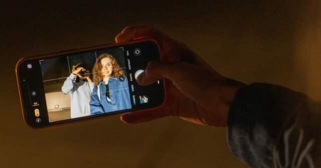 Esta pode ser a melhor coisa que já aconteceu com o aplicativo Câmera da Apple | A imagem mostra alguém tirando uma foto em um iPhone com controles visíveis na tela