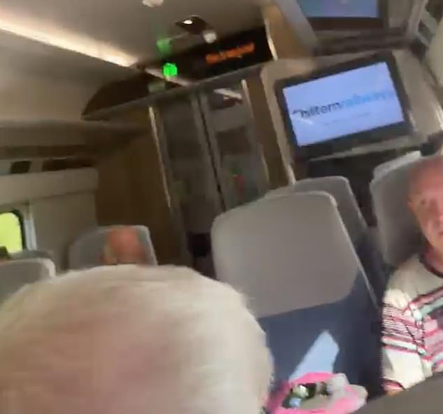 'Está quente demais para continuarmos': os passageiros deram início ao Os passageiros foram forçados a sair do trem das 16h37 de Londres Marylebone para Stourbridge Junction por causa do calor