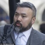 Peter Wai chegando a Old Bailey, onde foi considerado culpado de dirigir um 'serviço de inteligência estatal' chinês em solo britânico enquanto trabalhava como oficial da Força de Fronteira do Reino Unido