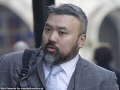 Estado chinês culpado de “repressão transnacional”, diz MI5, depois de dois homens serem considerados culpados de vigiar dissidentes de Pequim em solo britânico Peter Wai chegando a Old Bailey, onde foi considerado culpado de dirigir um 'serviço de inteligência estatal' chinês em solo britânico enquanto trabalhava como oficial da Força de Fronteira do Reino Unido