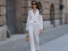Estas 17 calças soltas e arejadas Channel Hamptons estilo mãe rica Emilie Joseph @in_fashionwetrust usa óculos de sol pretos, um vestido maxi longo amarelo claro com estampa de flores verdes e amarelas com decote em V / regata / sem costas / com cinto / babados, uma clutch de tecido bege com babados, anéis de prata, sapatos de salto agulha de couro amarelo claro fosco, durante uma sessão de fotos de moda de estilo de rua, em 26 de março de 2022 em Paris, França.
