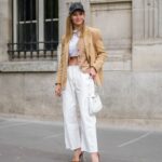 BERLIM, ALEMANHA - 01 DE JULHO: Sonia Lyson usa bailarinas Chanel pretas rosa, calças de linho branco e colete verde Zara, bolsa Louis Vuitton, óculos de sol Miu Miu durante a Berlin Fashion Week SS25 em 01 de julho de 2024 em Berlim, Alemanha. (Foto de Christian Vierig/Getty Images)