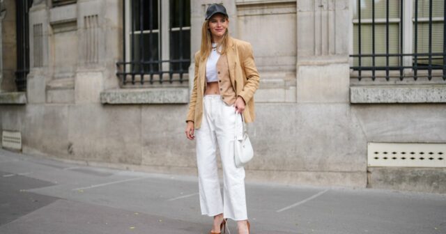 BERLIM, ALEMANHA - 01 DE JULHO: Sonia Lyson usa bailarinas Chanel pretas rosa, calças de linho branco e colete verde Zara, bolsa Louis Vuitton, óculos de sol Miu Miu durante a Berlin Fashion Week SS25 em 01 de julho de 2024 em Berlim, Alemanha. (Foto de Christian Vierig/Getty Images)