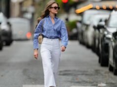Estas calças Petite Spring * na verdade * cabem (e são mais planas) em mulheres com mais de 40 anos Alba Garavito Torre usa óculos escuros pretos, cabelo castanho longo e liso com uma parte central, uma blusa branca pregueada peplum sem mangas da Commense e jeans azul de cintura alta com bainha crua. Uma sandália tamanco amarela com detalhes florais da AGL é usada, combinada com um jeans jeans e uma mini bolsa Jackie marrom da Gucci. Os acessórios incluem um colar grosso com pedras naturais coloridas da Sempiterno Paris e joias de ouro. Foto de corpo inteiro, durante uma sessão de fotos de moda de rua, em 2 de maio de 2025 em Paris, França.