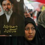 Uma mulher iraniana carrega um retrato do líder supremo Mojtaba Khamenei. Em vez de ser derrubado, o regime parece ter consolidado ainda mais a sua posição após o ataque EUA-Israel.