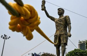 Estátua gigante de Messi em Calcutá será removida devido a questões de segurança Estátua gigante de Messi em Calcutá será removida devido a questões de segurança