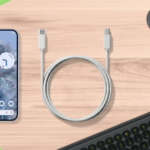 Tela exibindo uma interface de desktop do Android com um Google Pixel próximo a ele e alguns mascotes do Android em segundo plano