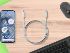 Este acessório de US$ 10 mudou a forma como uso meu telefone Android e eu deveria tê-lo comprado antes Tela exibindo uma interface de desktop do Android com um Google Pixel próximo a ele e alguns mascotes do Android em segundo plano