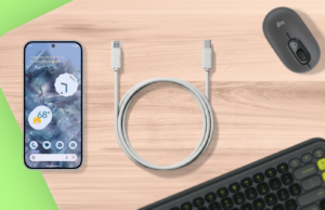 Este acessório de US$ 10 mudou a forma como uso meu telefone Android e eu deveria tê-lo comprado antes Tela exibindo uma interface de desktop do Android com um Google Pixel próximo a ele e alguns mascotes do Android em segundo plano
