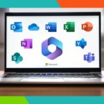 Uma pessoa usando um computador com um programa de planilha aberto exibindo um orçamento de marketing com gráficos e dados.