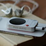 Este amplificador magnético de fone de ouvido coloca um DAC (e display) na parte traseira do seu iPhone