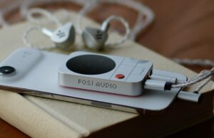 Este amplificador magnético de fone de ouvido coloca um DAC (e display) na parte traseira do seu iPhone Este amplificador magnético de fone de ouvido coloca um DAC (e display) na parte traseira do seu iPhone