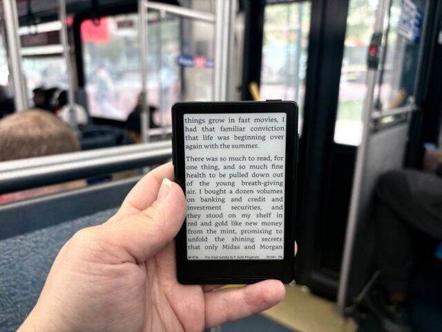 Este minúsculo e-reader magnético pode impedir você de rolar a destruição
