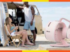 Este pequeno gadget é um ‘salva-vidas’ quando a onda de calor do verão chega Ventilador Shark FlexBreeze HydroGo com maleta de transporte.