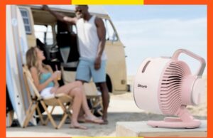 Este pequeno gadget é um ‘salva-vidas’ quando a onda de calor do verão chega Ventilador Shark FlexBreeze HydroGo com maleta de transporte.