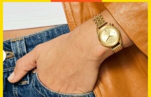 Este relógio polido tem um segredo surpreendentemente prático Colagem de três relógios Nixon, incluindo dois relógios de ouro com mostrador preto e dourado e um relógio prateado com mostrador preto.