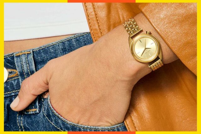 Colagem de três relógios Nixon, incluindo dois relógios de ouro com mostrador preto e dourado e um relógio prateado com mostrador preto.