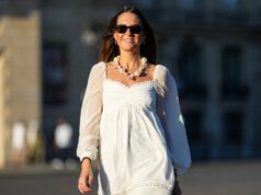 Estes vestidos de primavera lisonjeiros escondem tops de muffin sem modeladores, a partir de US $ 15 Diane Batoukina usa vestido midi de seda branca com estampa de listras azuis e marinho, mangas curtas e gola pontuda da Sandro. Um lenço de seda Sandro combinando está amarrado frouxamente no decote. Uma mini bolsa branca com alça de corrente e detalhes dourados da Chanel é usada na transversal. O calçado consiste em sandálias brancas de salto aberto da Aeyde. Os óculos de sol quadrados Dior com lentes gradientes escuras completam o visual. Cabelo castanho longo e liso é penteado com uma parte central. Os lábios ficam sutilmente coloridos e a pele parece lisa e uniforme. Foto de corpo inteiro, durante uma sessão de fotos de moda de rua, em 28 de abril de 2025 em Paris, França.