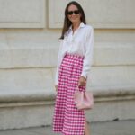 Alba Garavito Torre usa minivestido rosa de mangas compridas da Natan, colar de contas de pérolas, brincos, cinto de contas de pérolas, bolsa Jacquemus El Chiquito branca, sapatos verdes de salto alto da Manolo Blahnik, em 02 de julho de 2021 em Paris, França.