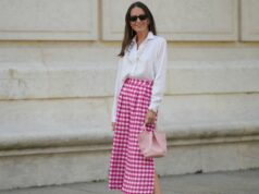 Estou aposentando os vestidos de primavera por causa dessas 17 saias de baixo esforço Alba Garavito Torre usa minivestido rosa de mangas compridas da Natan, colar de contas de pérolas, brincos, cinto de contas de pérolas, bolsa Jacquemus El Chiquito branca, sapatos verdes de salto alto da Manolo Blahnik, em 02 de julho de 2021 em Paris, França.