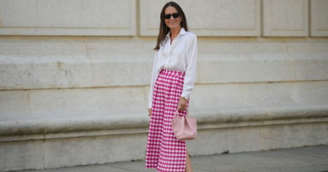 Alba Garavito Torre usa minivestido rosa de mangas compridas da Natan, colar de contas de pérolas, brincos, cinto de contas de pérolas, bolsa Jacquemus El Chiquito branca, sapatos verdes de salto alto da Manolo Blahnik, em 02 de julho de 2021 em Paris, França.