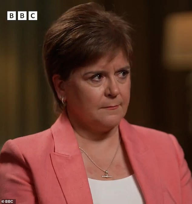 Nicola Sturgeon quase chorou ao se recusar a pedir desculpas ‘pelos crimes de meu ex-marido’