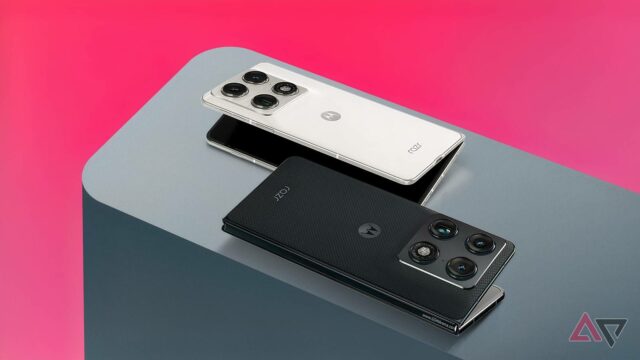 Moto G Stylus (2025) na mão com caneta 