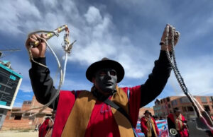 Estradas bloqueadas na Bolívia enquanto manifestantes exigem renúncia do presidente Estradas bloqueadas na Bolívia enquanto manifestantes exigem renúncia do presidente