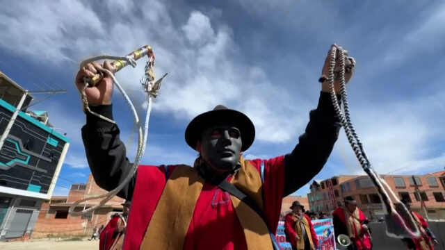 Estradas bloqueadas na Bolívia enquanto manifestantes exigem renúncia do presidente
