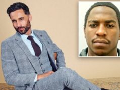 Estranho que espancou modelo masculino enquanto usava fantasia de palhaço é considerado culpado de assassinato Luke Harden em um terno de três peças estampado azul claro, gravata escura, camisa azul claro e sapatos marrons, sentado em uma cadeira.
