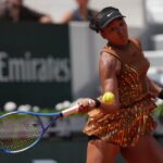 Naomi Osaka do Japão compete contra Iva Jovic dos Estados Unidos.