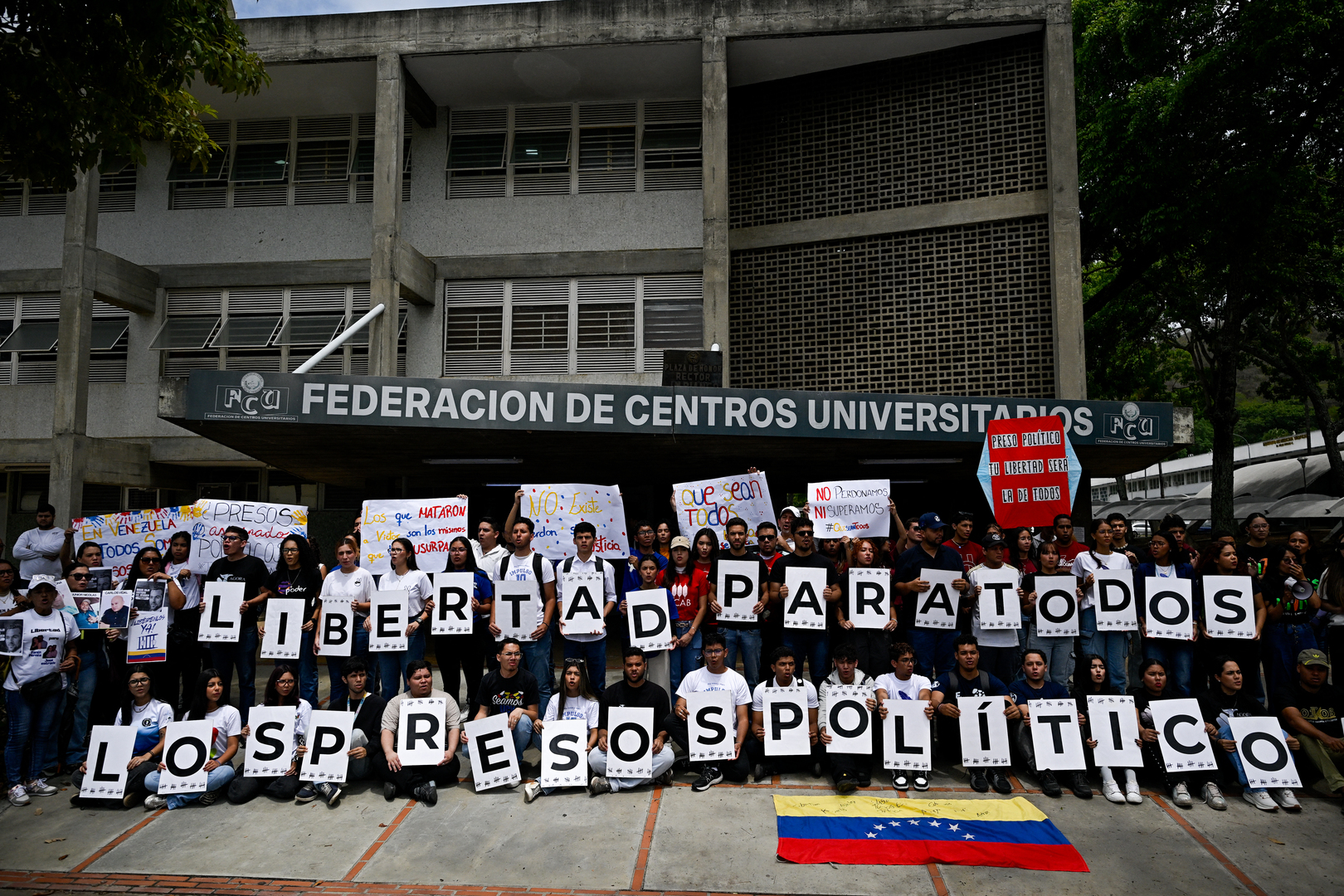 Estudantes em Caracas exigem libertação de presos políticos