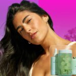 Uma mulher com longos cabelos escuros e uma colagem de três produtos verdes para o cabelo, dois potes e um frasco conta-gotas.
