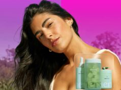 Eu fiz o teste de crescimento do cabelo dela: esta é a solução para o meu afinamento da menopausa? Uma mulher com longos cabelos escuros e uma colagem de três produtos verdes para o cabelo, dois potes e um frasco conta-gotas.