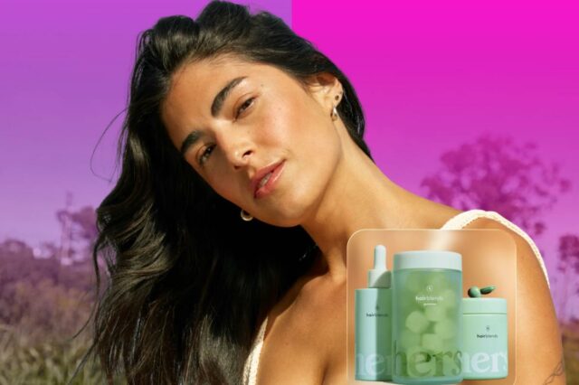 Uma mulher com longos cabelos escuros e uma colagem de três produtos verdes para o cabelo, dois potes e um frasco conta-gotas.
