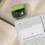 Uma mão segurando um Kindle verde, cercado por outros dispositivos Kindle.