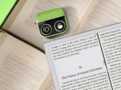 Eu já era um grande fã de e-readers – mas este novo acessório pode mudar a forma como uso os dispositivos E Ink Uma mão segurando um Kindle verde, cercado por outros dispositivos Kindle.