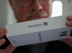 Eu tenho um novo telefone Motorola e só consigo pensar em como ele cheira bem Motorola Razr Ultra ao lado de um Motorola G Play 2026