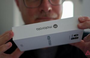 Eu tenho um novo telefone Motorola e só consigo pensar em como ele cheira bem Motorola Razr Ultra ao lado de um Motorola G Play 2026