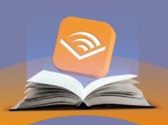 Eu uso o Audible há anos e acabei de descobrir esses 5 recursos escondidos à vista de todos Uma mulher usando fones de ouvido enquanto lê um livro, dentro do logotipo da Audible em um fundo laranja.
