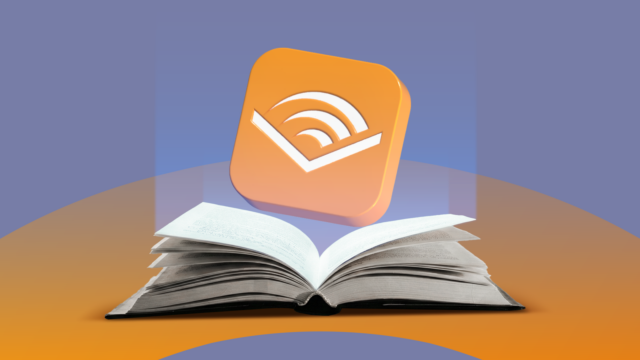 Eu uso o Audible há anos e acabei de descobrir Uma mulher usando fones de ouvido enquanto lê um livro, dentro do logotipo da Audible em um fundo laranja.