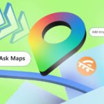 Uma pessoa segurando um smartphone com o logotipo do Google Maps ampliado na tela, contra um fundo de mapa estilizado com uma linha de rota de navegação azul atravessando-o.
