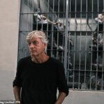 'Eu vi um vídeo horrível de homens sendo esfaqueados até a morte... e depois olhei nos olhos do assassino que fez isso': Richard Madeley relembra um preso 'psicótico' que conheceu depois de ter acesso raro à brutal mega-prisão de El Salvador