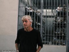 ‘Eu vi um vídeo horrível de homens sendo esfaqueados até a morte… e depois olhei nos olhos do assassino que fez isso’: Richard Madeley relembra um preso ‘psicótico’ que conheceu depois de ter acesso raro à brutal mega-prisão de El Salvador 'Eu vi um vídeo horrível de homens sendo esfaqueados até a morte... e depois olhei nos olhos do assassino que fez isso': Richard Madeley relembra um preso 'psicótico' que conheceu depois de ter acesso raro à brutal mega-prisão de El Salvador