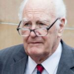 Ex-governador-geral e bispo anglicano aposentado Peter Hollingworth.