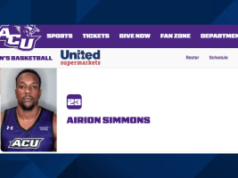 Ex-jogador de basquete Abilene Christian banido permanentemente após descobertas de manipulação da NCAA Airion Simmons na página da escalação de basquete masculino de Abilene Christian após investigação de manipulação de apostas da NCAA e proibição permanente de elegibilidade