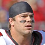 John Robert Leake no campo de futebol do Atlanta Falcons